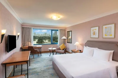 그랜드 디럭스 킹베드 레이크 뷰 — Hanoi Daewoo Hotel
